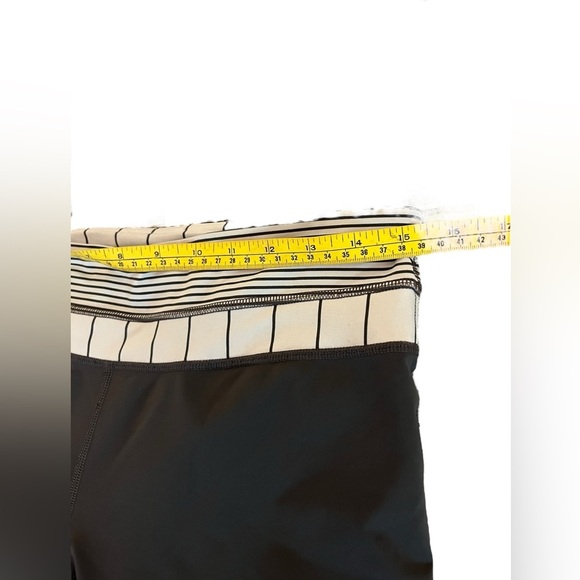 LULULEMON Run Inspire Crop Grey Angel Wing Slalom & White Quiet Stripe Size 8/10 - Picture 8 of 9